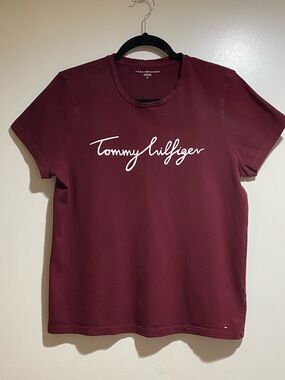 Tommy Hilfiger cursive logo t-shirt in maroon cotton. Size M.